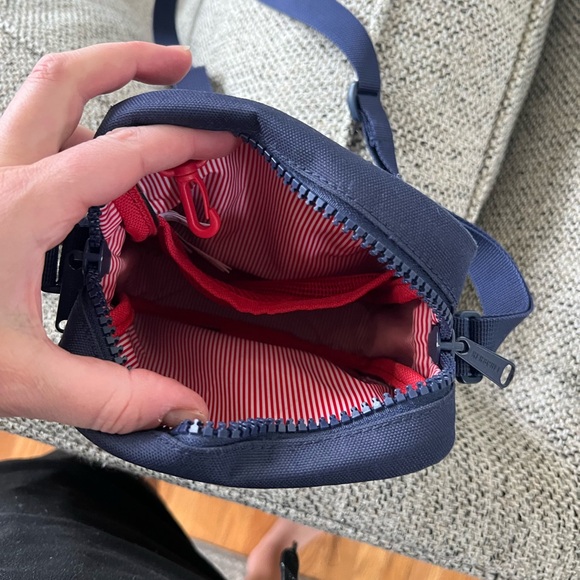 Hershel purse navy - excellent condition - Picture 3 of 8